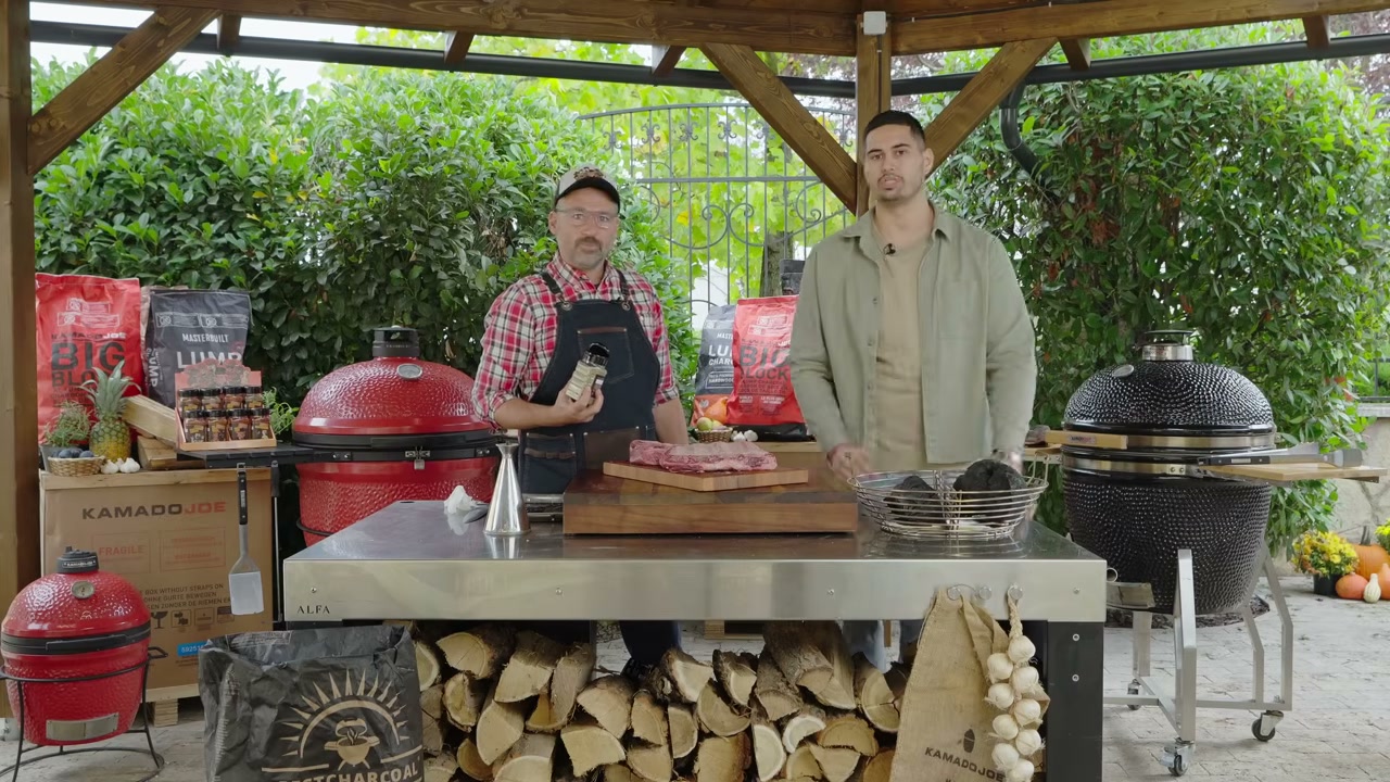 Nyers marhaoldalas és a parázstartó kosár a Kamado Chef grill mellett