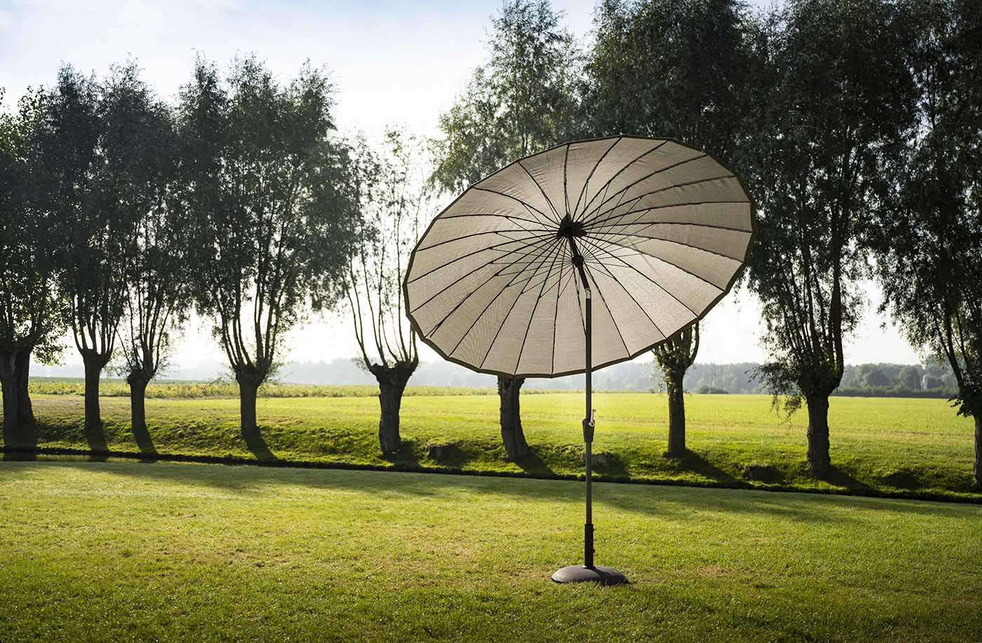 Színpompás dizájn napernyők a kertbe